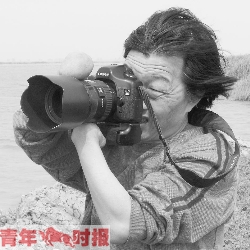 56岁的艺术家郑龙华在进行摄影创作